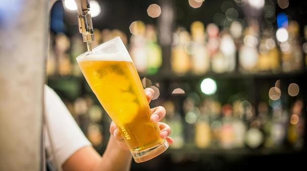 ビールサーバーからの新鮮なビール ビールサーバーからの新鮮なビールの写真