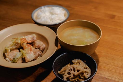 家庭的な和風夕食 夕食,和食,鶏肉の写真素材