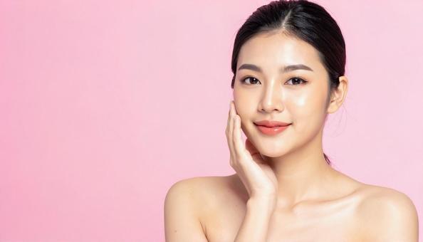 美容イメージの女性 ピンク背景 美容イメージの女性 ピンク背景の写真