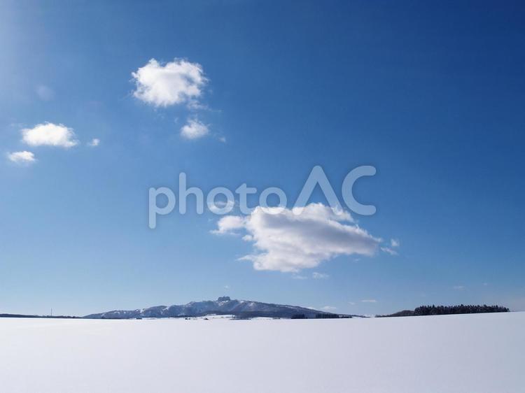 北海道の雪原風景 雪原,北海道,イメージの写真素材