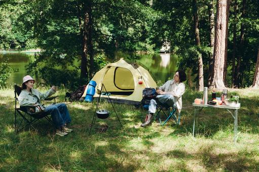 森の中でリラックスして座る男性 男女,外国人,キャンプの写真素材