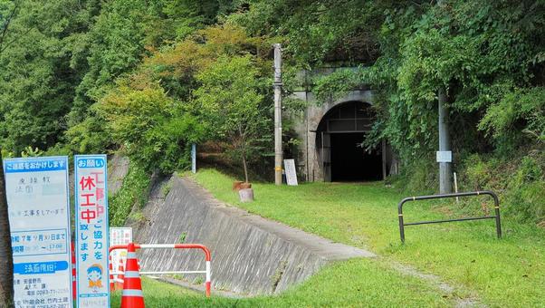 旧国鉄篠ノ井線廃線敷遊歩道 旧国鉄篠ノ井線廃線敷遊歩道 三五山トンネル,廃線,遊歩道の写真素材