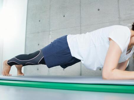 Japanese woman training plank at home, plank, training, home, JPG