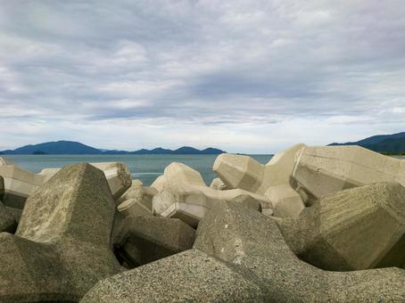 波除けの消波ブロックと海 防波堤,テトラポット,消波ブロックの写真素材
