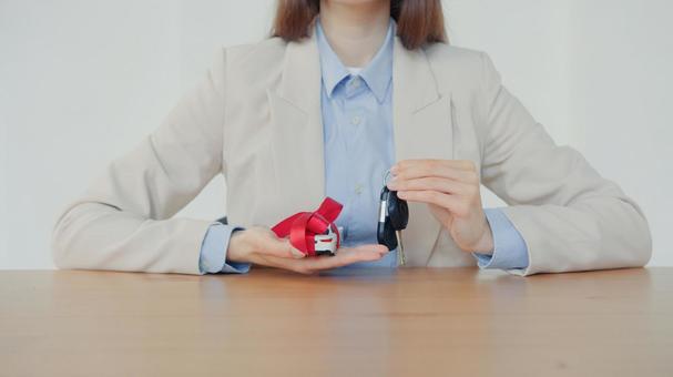 リボンを巻いた車の模型とストラップ 保険業,事務職,接客業の写真素材