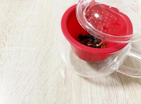 ガラスカップで淹れた紅葉のフルーツティー ハーブティー,フルーツティー,紅茶の写真素材