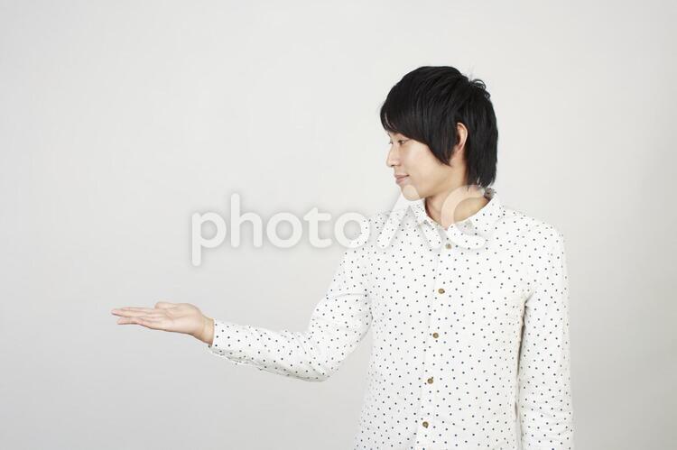案内ポーズの男性2 男性,案内,紹介の写真素材