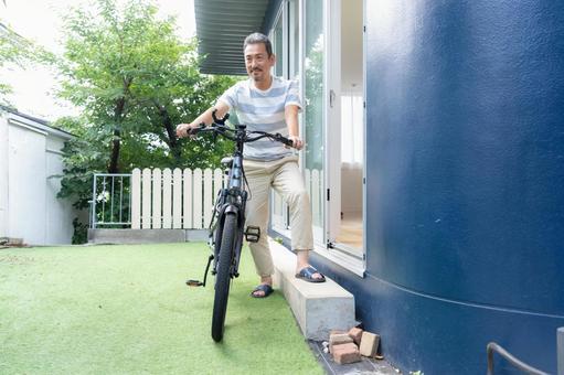 電動自転車をメンテナンスをするミドル男性 電動自転車,男性,ミドルの写真素材