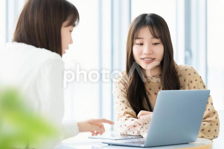 ミーティングをする2人のビジネスウーマン 女性,2人,笑顔の写真素材