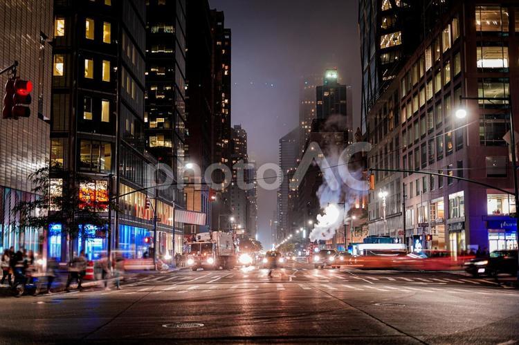 車と街並み（ニューヨーク） ニューヨーク,夜景,通りの写真素材