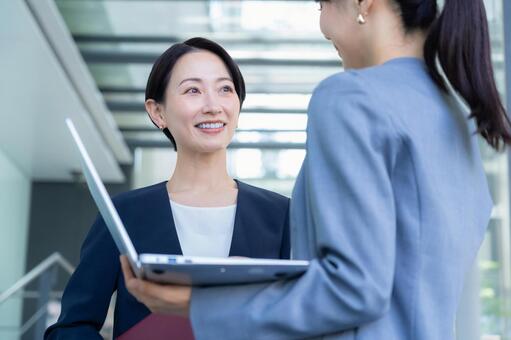 オフィスで仕事をするビジネスウーマン ビジネス,会議,ビジネスウーマンの写真素材