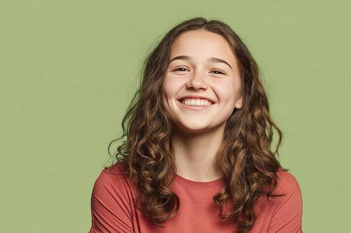 幸福感を表すティーンエイジャーの笑顔 幸福感を表すティーンエイジャーの笑顔の写真