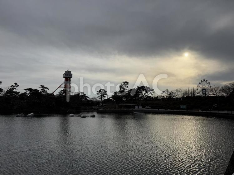 ときわ公園の湖 さざ波,宇部,曇りの写真素材