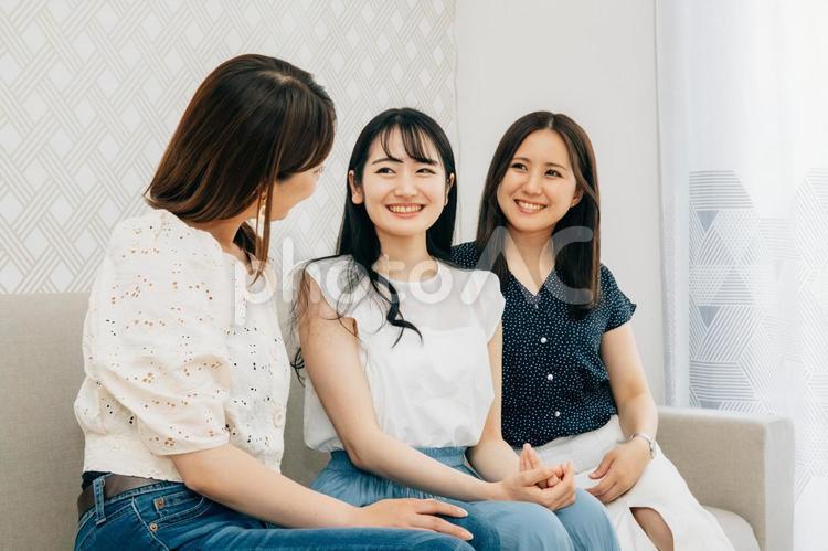 家にいる女性たち 女性,友達,女子会の写真素材
