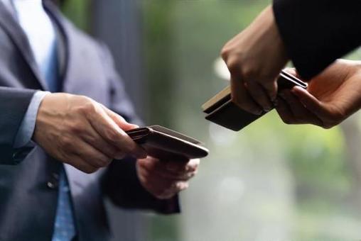 Improving the hands of businessmen exchanging business cards, échange de cartes de visite, en haut, un homme d'affaires, JPG