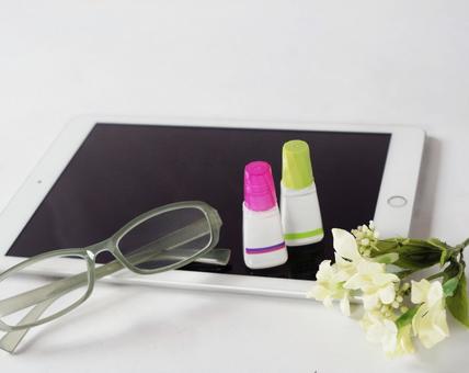 目薬 メガネ 疲れ目 コンピューター  眼鏡,コンピューター,タブレットの写真素材