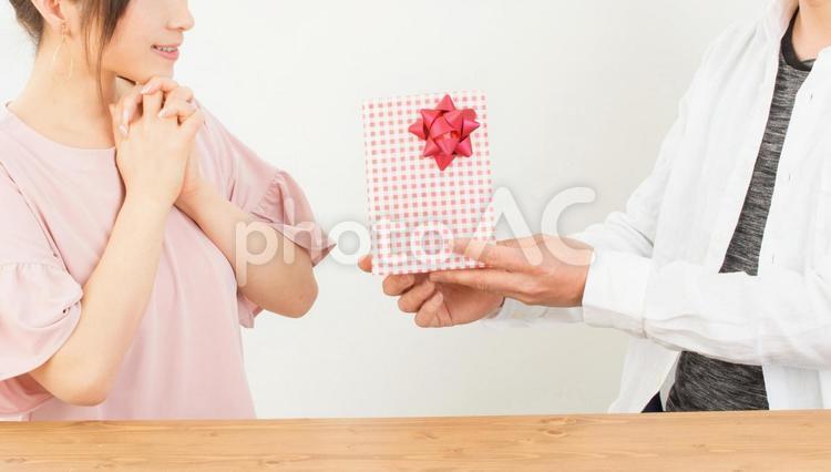プレゼントを渡す男女 嬉しい,プレゼント,感激の写真素材