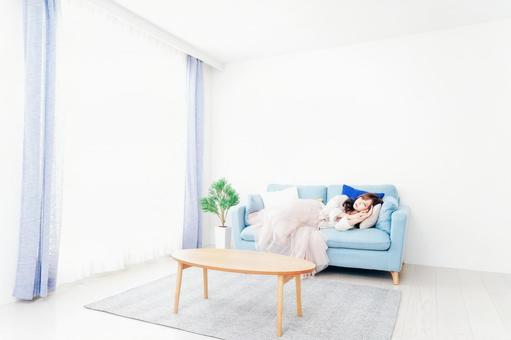 ソファーで仮眠を取る若い女性 ソファーで仮眠を取る若い女性 貧血,女性,コピースペースの写真素材