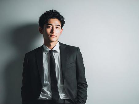 ポーズを決める若い男性ビジネスマン ポーズを決める若い男性ビジネスマンの写真