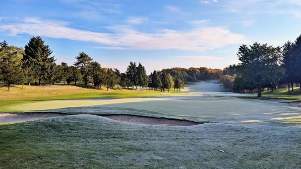 ゴルフ場 大会,バンカー,紅葉の写真素材