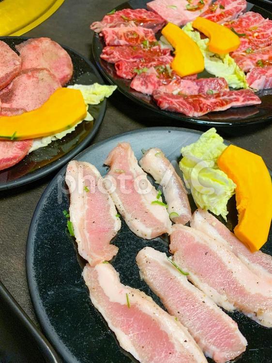 焼肉屋さんでオーダーしたお肉 焼肉,牛タン,豚トロの写真素材