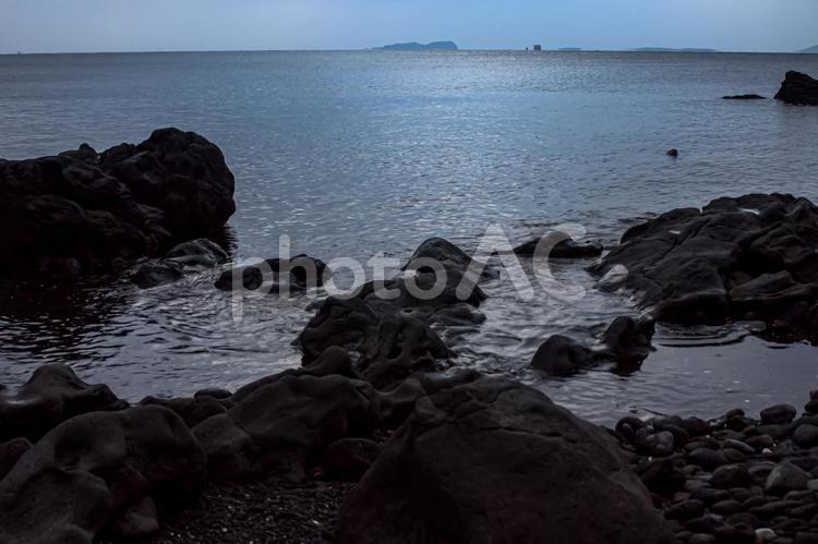 ＜五島の風景＞曇り空の鐙瀬溶岩海岸の風景 風景,海,空の写真素材