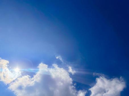 青い空と白い雲と太陽05 青い空と白い雲と太陽05の写真