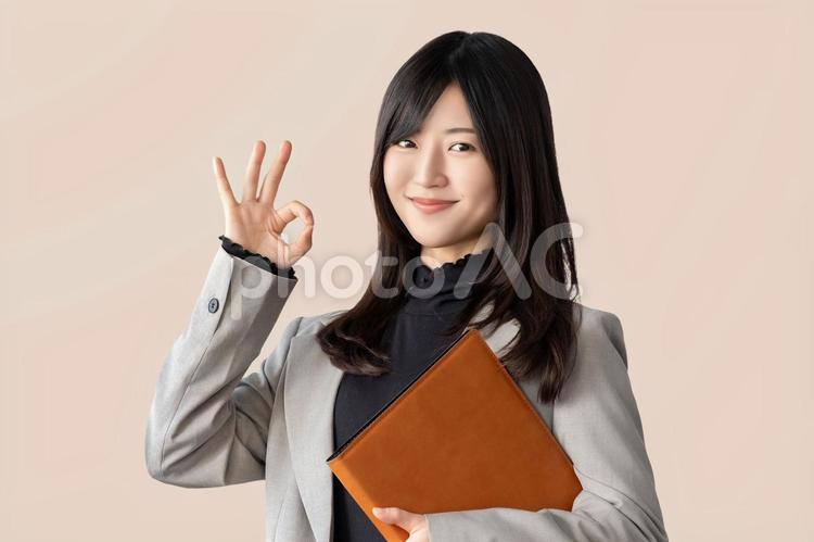 OKポーズをする女性・ビジネスウーマン ok,女性,オッケーの写真素材