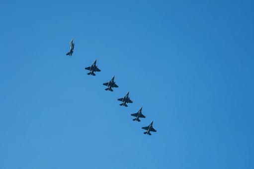 航空祭で機動飛行を披露するF2 航空祭で機動飛行を披露するF2 戦闘機,空自,fー2の写真素材