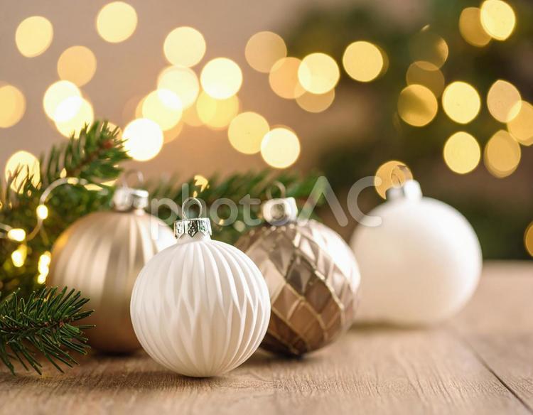 オーナメントとライトアップ クリスマス,オーナメント,ツリーの写真素材