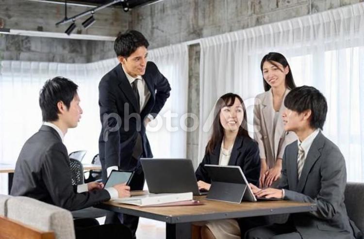 ミーティングをするビジネスパーソン ビジネス,会議,男性の写真素材