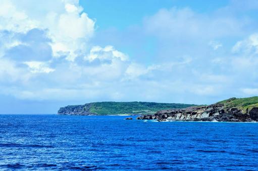 沖縄・海上から見る与那国島 沖縄・海上から見る与那国島の写真