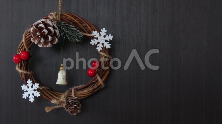 シンプルなクリスマスリースとオーク材木目 xmas,クリスマスリース,クリスマス素材の写真素材