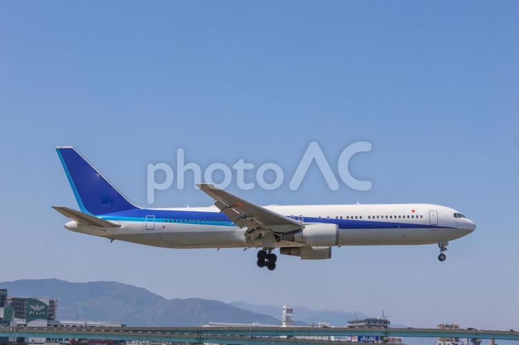 翼が夢を運んでく 福岡空港,晴れ空,青空の写真素材