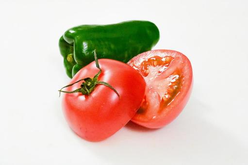 夏野菜 カットされたトマトとピーマン 夏野菜 カットされたトマトとピーマン トマト,プチトマト,緑黄色野菜の写真素材