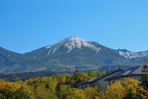 雪化粧と紅葉が始まった十勝岳連峰1 美瑛,白ひげの滝,十勝岳連峰の写真素材