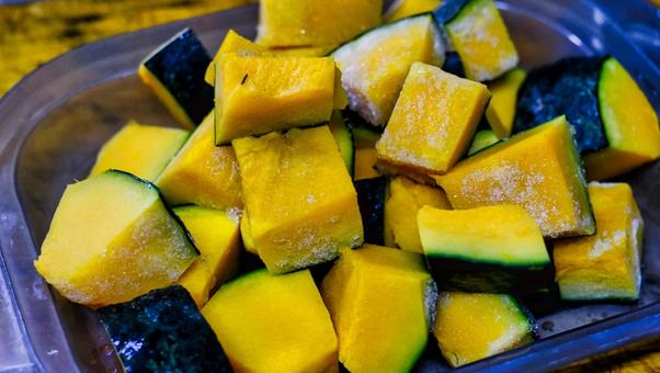 冷凍され一口サイズに切ったかぼちゃ かぼちゃ,野菜,一口サイズの写真素材