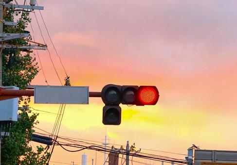 朝焼けの赤信号 朝焼け,信号機,赤信号の写真素材