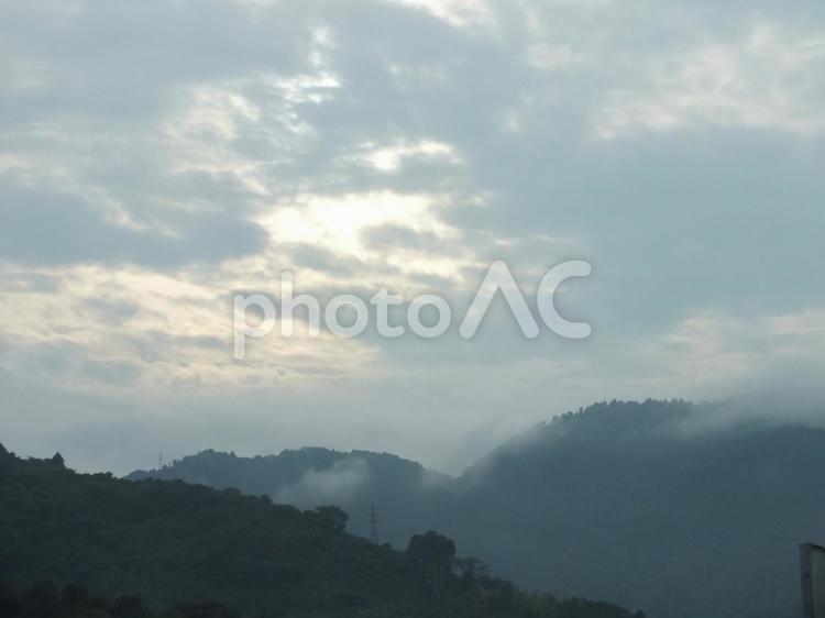 空模様　雲間から陽が漏れる風景 太陽,光,日光の写真素材