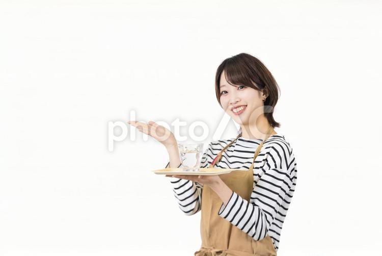 案内をするカフェ店員 女性,人物,店員の写真素材