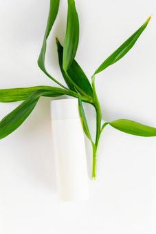 化粧水ボトルと植物の葉 化粧水ボトルと植物の葉 モックアップ,物撮り,化粧品の写真素材