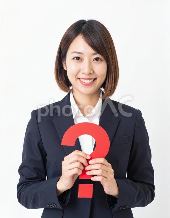 クエスチョンマークをもつスーツ姿の女性 女性,クエスチョン,？の写真素材