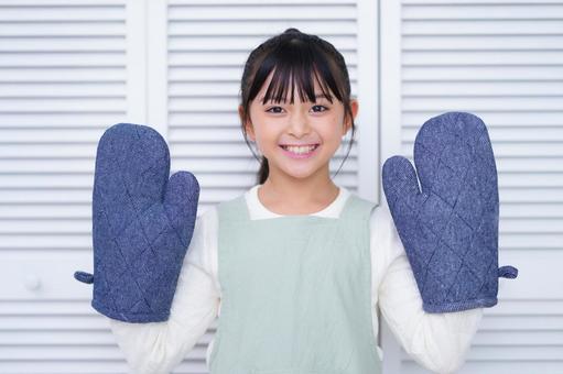 室内で明るく微笑む子どものポートレートの写真