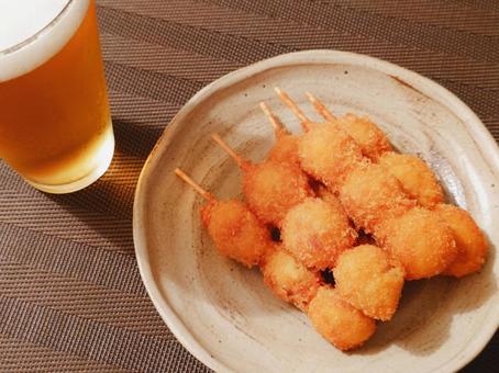 うずら卵フライとビール うずら卵フライとビール うずら卵,フライ,串の写真素材