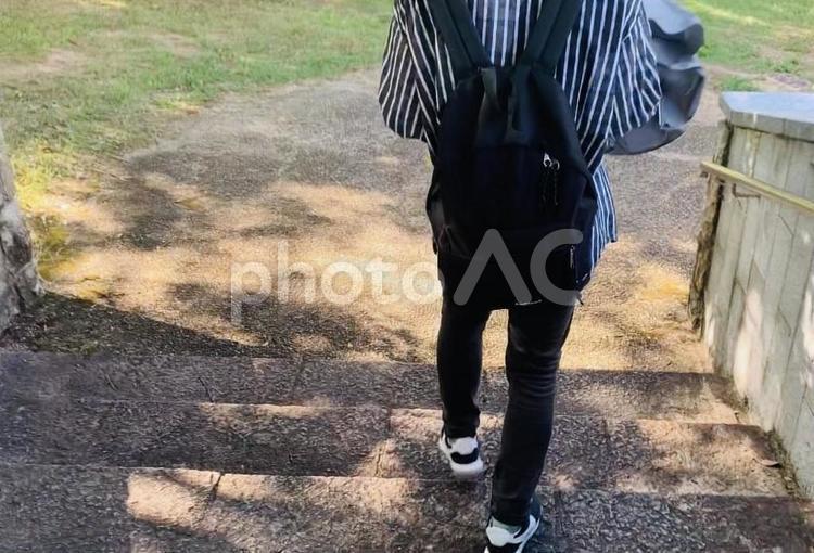 人物　階段を降りる男性 男性,後ろ姿,階段の写真素材