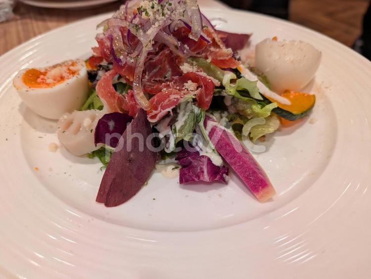 ゆで卵と根菜と生ハムのサラダ サラダ,ゆで卵,生ハムの写真素材