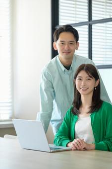 仕事をする日本人男女 仕事をする日本人男女 日本人,30代,ビジネスの写真素材