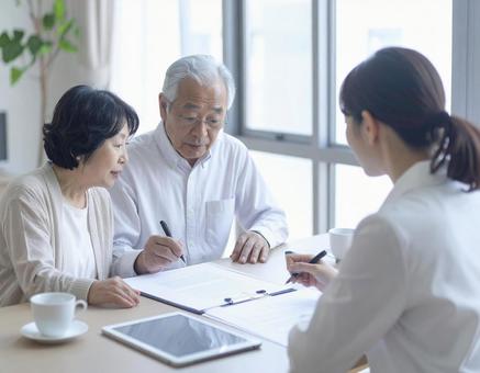 契約するシニア夫婦の写真