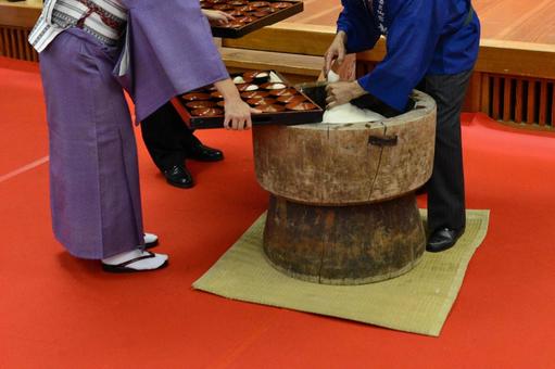 披露宴の余興(餅つき)03 披露宴の余興(餅つき)03 餅つき,披露宴,結婚式の写真素材