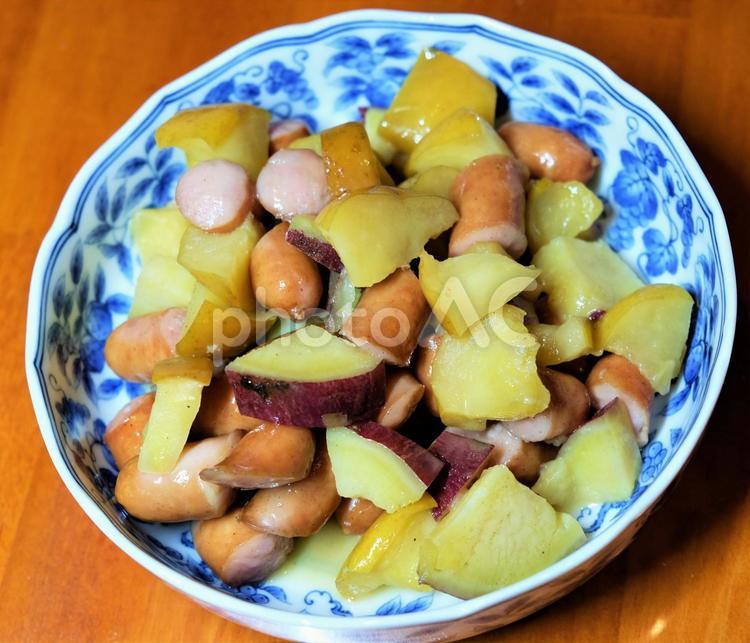 サツマイモ、リンゴ、ソーセージの砂糖煮 家庭料理,芋,サツマイモの写真素材